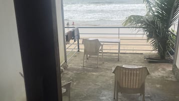 Deluxe Double or Twin Room, Beach View | Desk, free WiFi