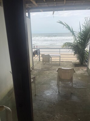 Deluxe Double or Twin Room, Beach View | Desk, free WiFi