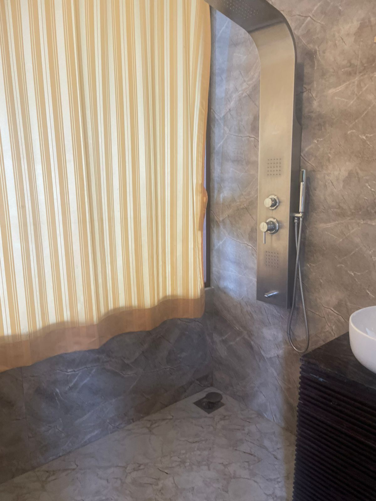 Deluxe Double or Twin Room, Beach View | Bathroom