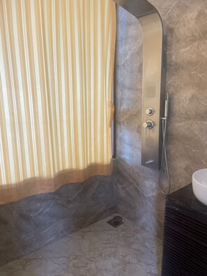 Camera Deluxe con letto matrimoniale o 2 letti singoli, vista spiaggia | Bagno | Doccia, asciugacapelli, asciugamani, sapone