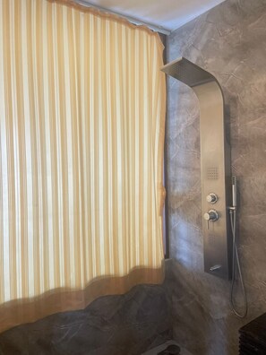 Deluxe Double or Twin Room, Beach View | Bathroom | Shower, free toiletries, hair dryer, towels