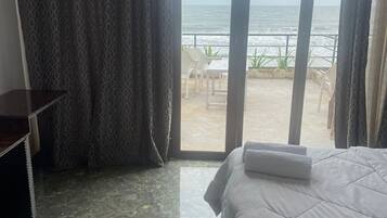 Deluxe-Doppel- oder -Zweibettzimmer, Strandblick | Schreibtisch, kostenloses WLAN