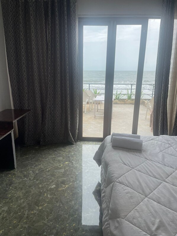 Deluxe Double or Twin Room, Beach View | Desk, free WiFi