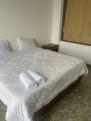 Deluxe Double or Twin Room, Beach View | Desk, free WiFi