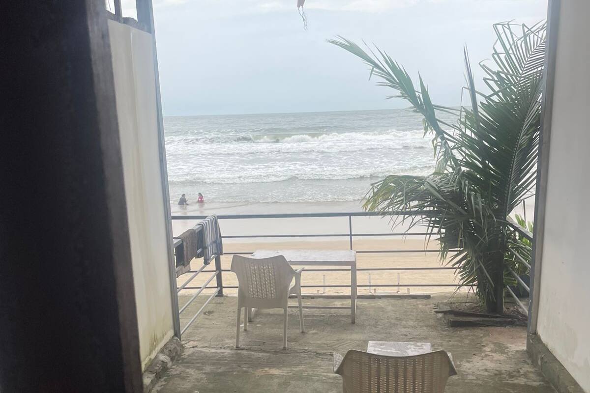 Deluxe Double or Twin Room, Beach View | Living area