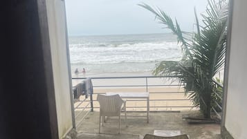 Deluxe Double or Twin Room, Beach View | Living area