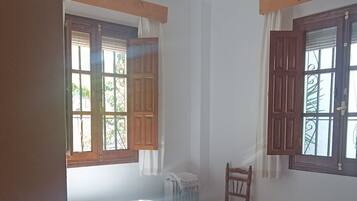 2 dormitoris, planxa i posts de planxar, wifi i roba de llit