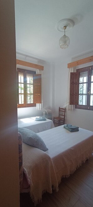 2 dormitorios, tabla de planchar con plancha, wifi y ropa de cama