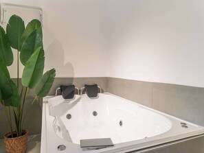 Apartment | 1 bedroom, Internet - w Modern Loft With Jacuzzi in El Poblado (Medellín)