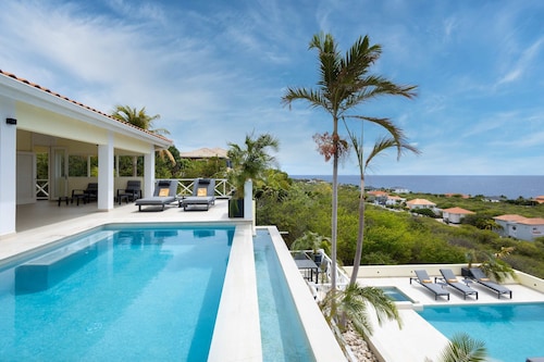 Villa Azure Vista 6BR Luxury Stay w 2 Pools