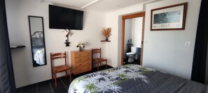 1 bedroom, WiFi, bed sheets - Bed and Breakfast 'Chambre Le Chatry' with Shared Terrace and Wi-Fi (Cancale)