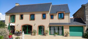 Exterior - Bed and Breakfast 'Chambre Le Chatry' with Shared Terrace and Wi-Fi (Cancale)