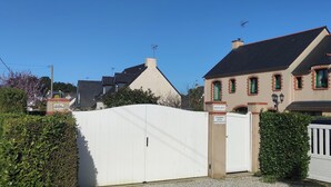 Een omheind pand met een bord waarop '40 Bis' en 'Mongarny' hotel staat.