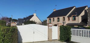 Exterior - Bed and Breakfast 'Chambre Le Grouin' with Shared Terrace and Wi-Fi (Cancale)