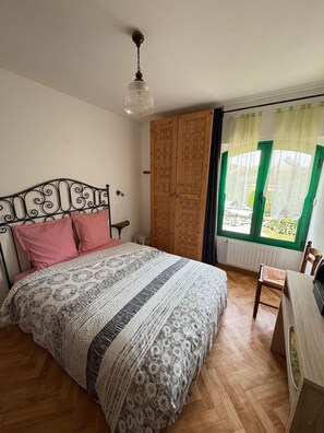 1 bedroom, WiFi, bed sheets - Bed and Breakfast 'Chambre Le Grouin' with Shared Terrace and Wi-Fi (Cancale)