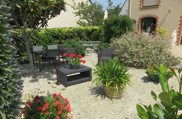 Terrace/patio - Bed and Breakfast 'Chambre Le Grouin' with Shared Terrace and Wi-Fi (Cancale)