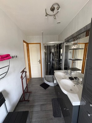 Interior - Bed and Breakfast 'Chambre Le Grouin' with Shared Terrace and Wi-Fi (Cancale)