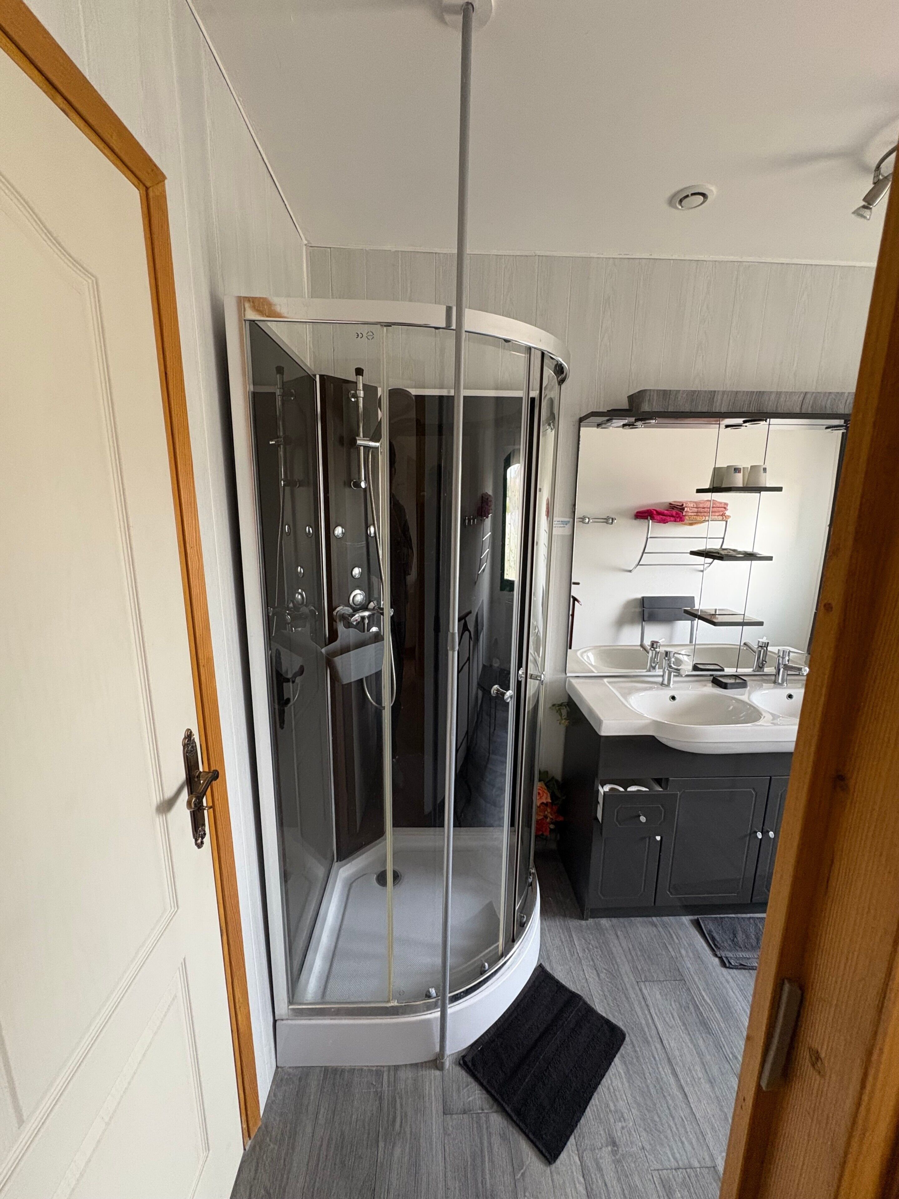 Een douche, een haardroger, handdoeken