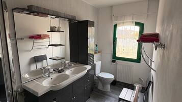 Chuveiro, secador de cabelo, toalhas de banho