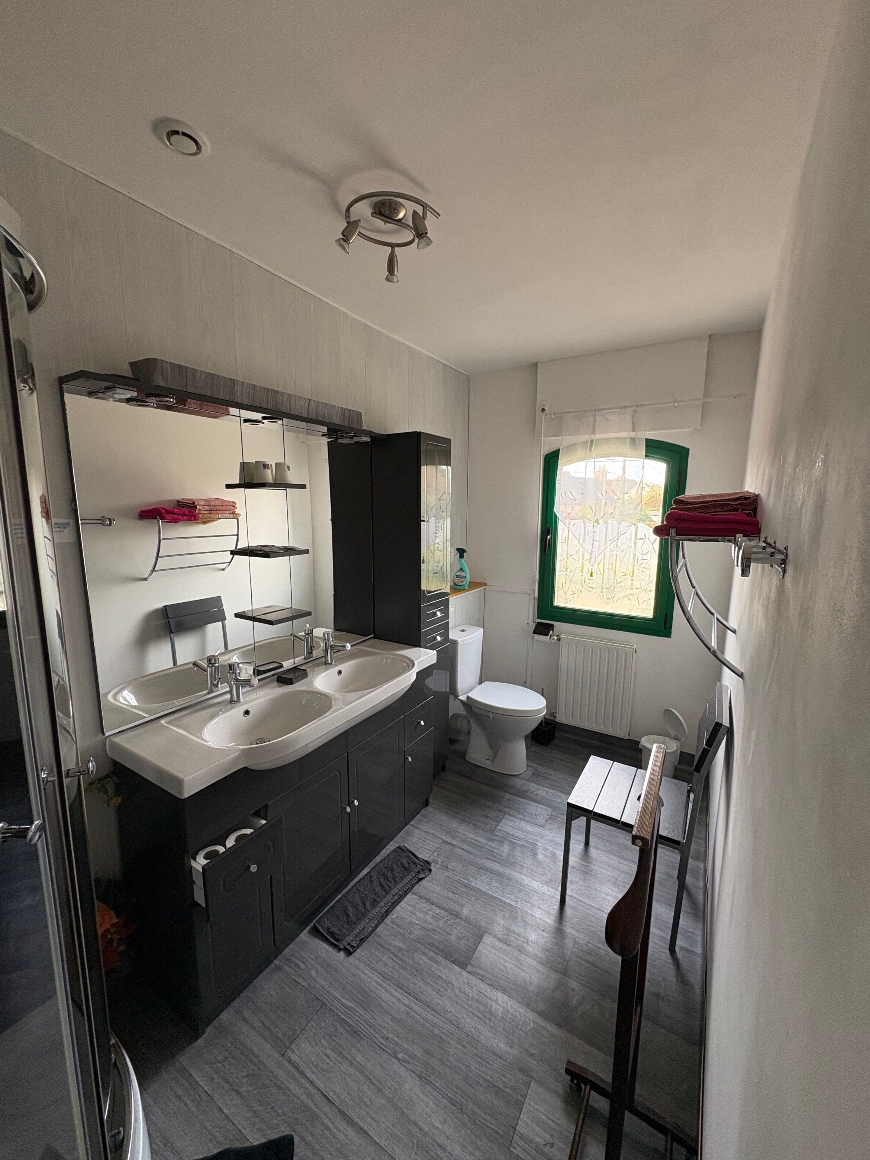 Een douche, een haardroger, handdoeken