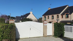 Une propriété privée, fermée par un portail, sur laquelle on peut lire une pancarte indiquant « 40 Bis » et « Hôtel Mongarny ».