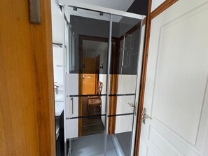 Interior - Bed and Breakfast 'Chambre Les Crolles' with Shared Terrace and Wi-Fi (Cancale)