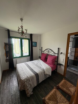 1 bedroom, WiFi, bed sheets - Bed and Breakfast 'Chambre Les Crolles' with Shared Terrace and Wi-Fi (Cancale)