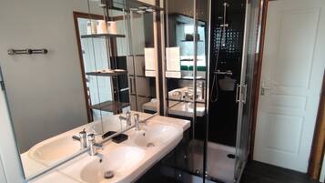 Een douche, een haardroger, handdoeken