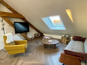 Appartement Supérieur, 2 chambres, cuisine | Coin séjour | Télévision à écran plat de 60 cm avec chaînes par câble