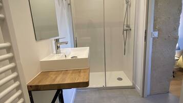 Superior Apartment, Garden View | Bathroom