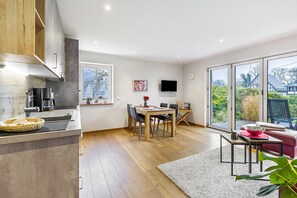 Fridge, microwave, oven, stovetop - Apartment 'Ferienwohnung Amsel A, 50qm' with Mountain View, Private Terrace and Wi-Fi (Lennestadt- Saalhausen)