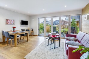 TV - Apartment 'Ferienwohnung Amsel A, 50qm' with Mountain View, Private Terrace and Wi-Fi (Lennestadt- Saalhausen)