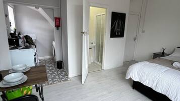 Iron/ironing board, free WiFi, bed sheets