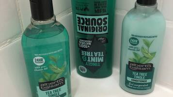 Secador de pelo, toallas y papel higiénico