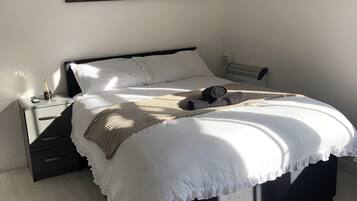 Planxa i posts de planxar, wifi gratuïta i roba de llit