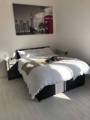 Planxa i posts de planxar, wifi gratuïta i roba de llit