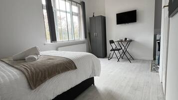 1 habitación, tabla de planchar con plancha, wifi gratis y ropa de cama