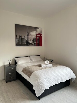 1 habitación, tabla de planchar con plancha, wifi gratis y ropa de cama