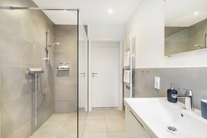 Een douche, een haardroger, handdoeken