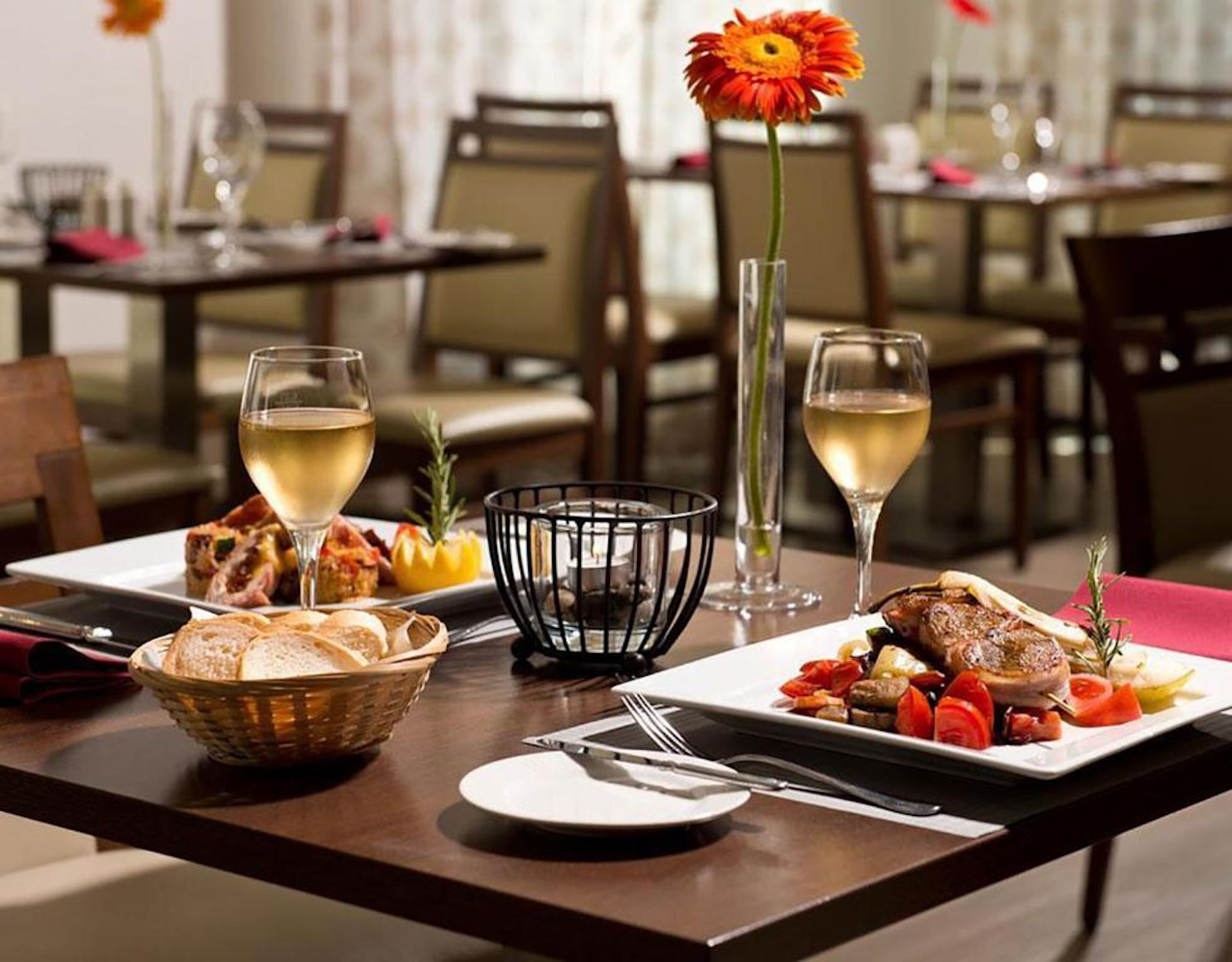 Superior dubbelrum eller tvåbäddsrum | Minibar, värdeförvaringsskåp på rummet och skrivbord