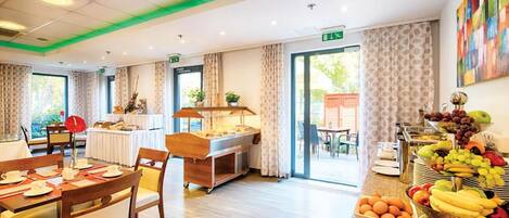 Petit déjeuner buffet (10 EUR par personne)