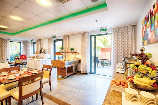 Petit déjeuner buffet (10 EUR par personne)