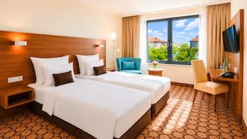 Standard Double or Twin Room | Bar mini, peti besi dalam bilik, meja, ruang kerja komputer riba