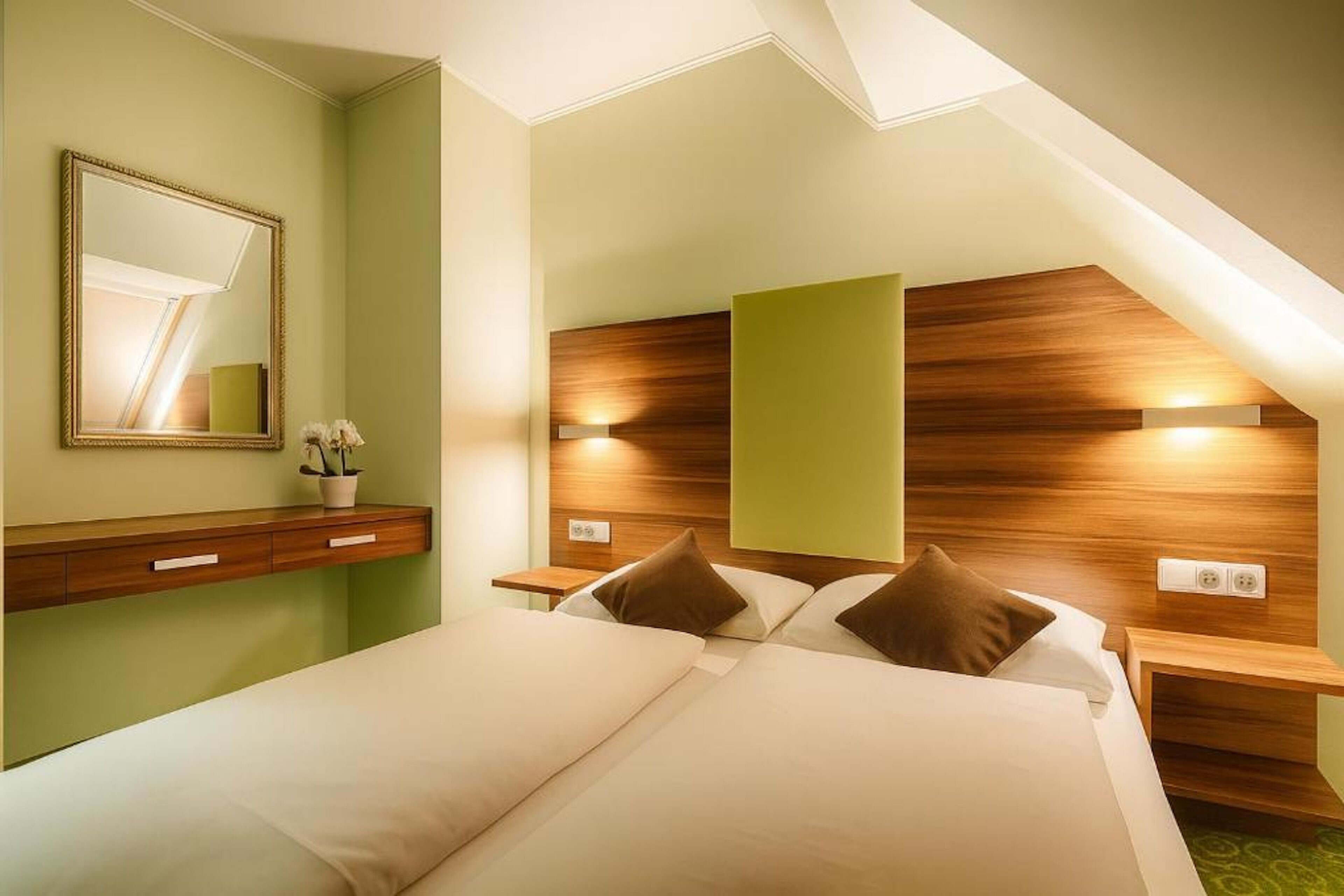 ميني بار وخزنة داخل الغرفة ومكتب ومساحة عمل للكمبيوتر المحمول