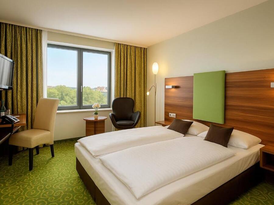 Minibar, caja de seguridad en la habitación y escritorio