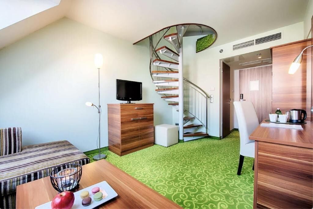 Executive Studio Suite | Minibar, in-room safe, desk, laptop workspace