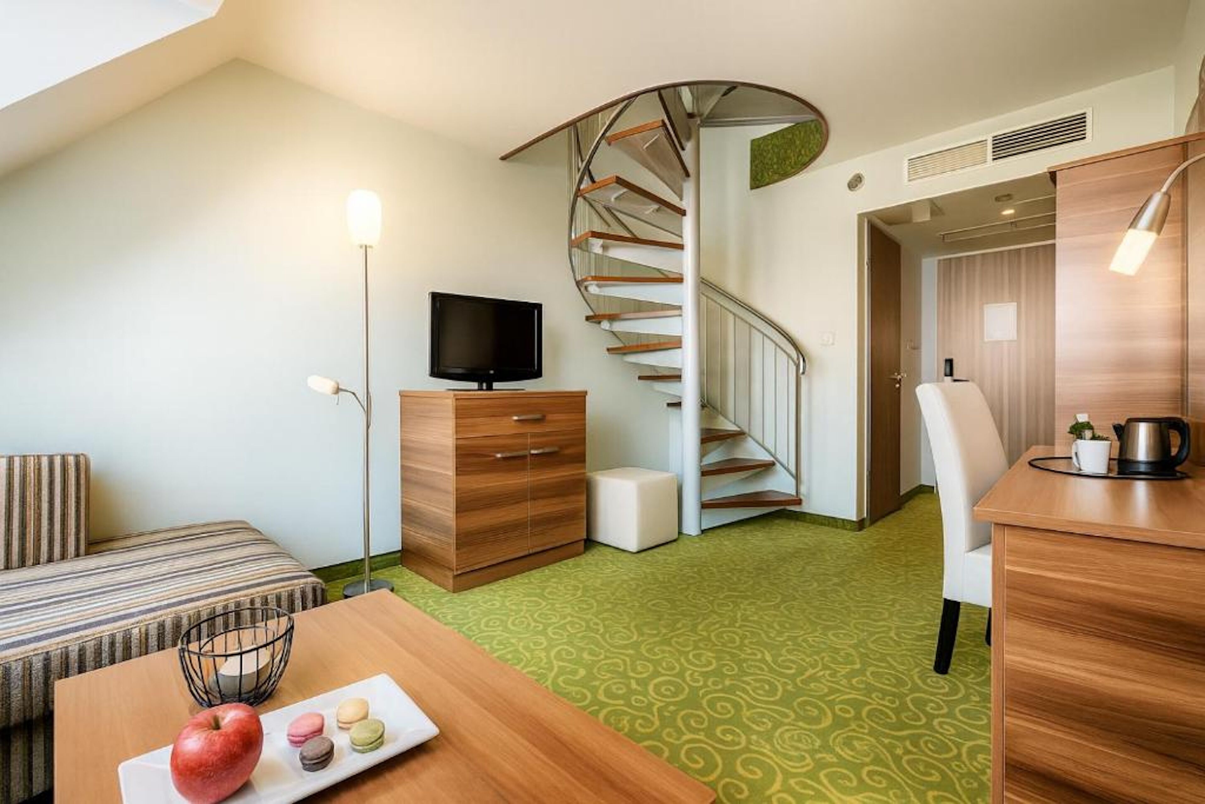 Executive Studio Suite | Minibar, in-room safe, desk, laptop workspace