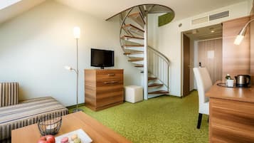 Executive Studio Suite | Minibar, in-room safe, desk, laptop workspace