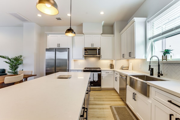 Apartment (3 Bedrooms) | Interior - Your Houston HQ! Modern Unit w/ Yard & Workspace (Houston)