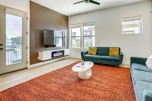 Apartment (3 Bedrooms) | Interior - Your Houston HQ! Modern Unit w/ Yard & Workspace (Houston)